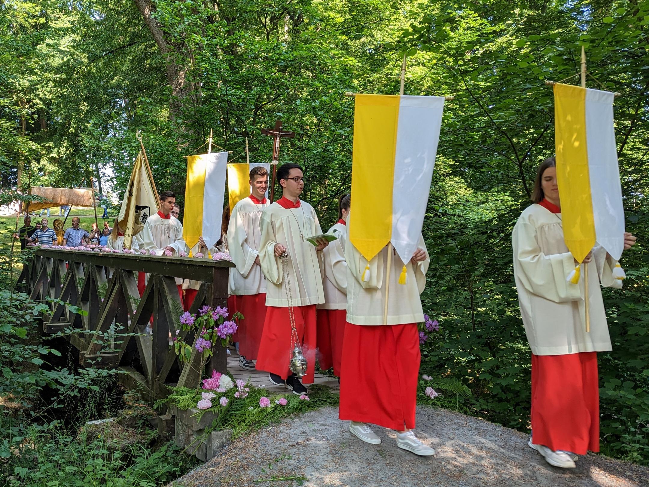 Messdiener bei der Fronleichnamsprozession durch den Schlosspark Dierdorf