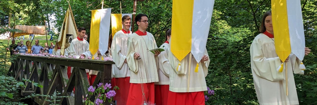 Messdiener bei der Fronleichnamsprozession durch den Schlosspark Dierdorf