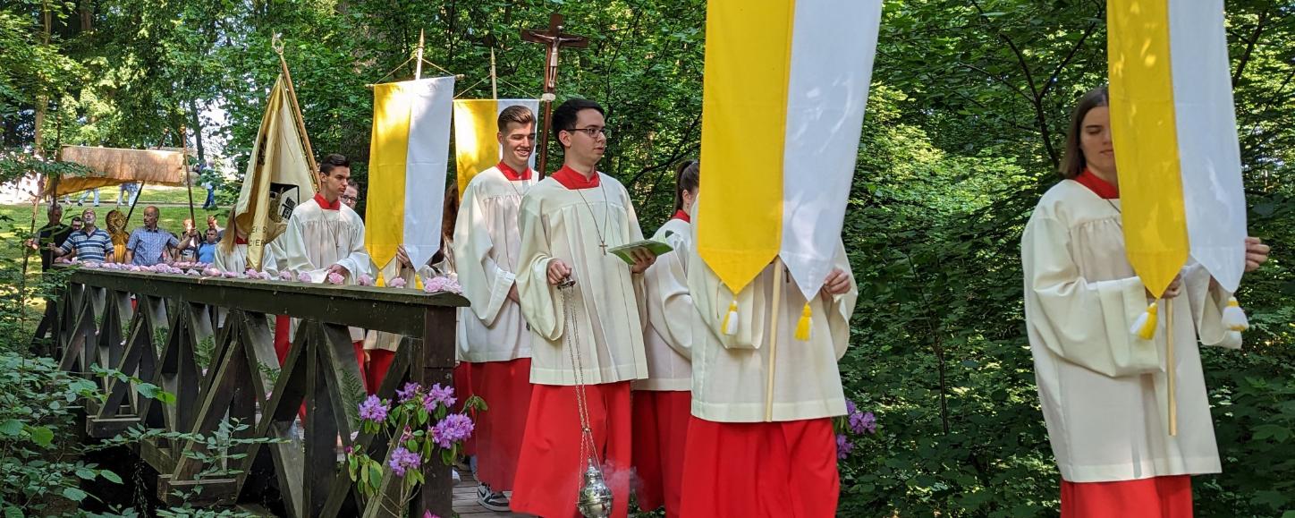 Messdiener bei der Fronleichnamsprozession durch den Schlosspark Dierdorf