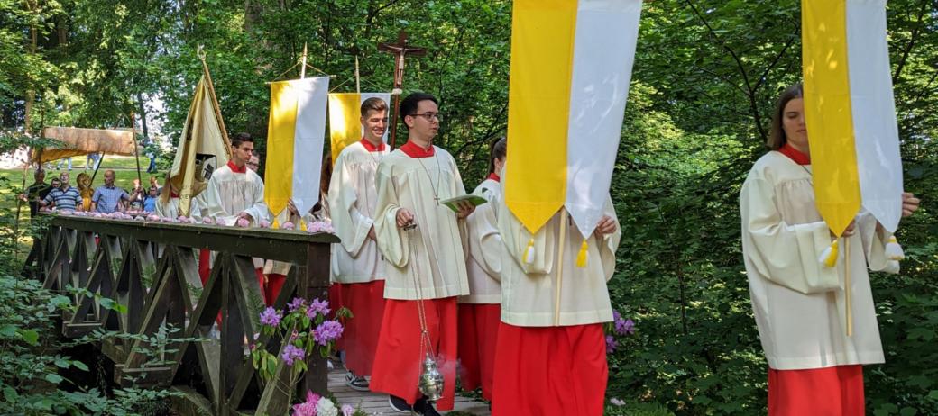 Messdiener bei der Fronleichnamsprozession durch den Schlosspark Dierdorf
