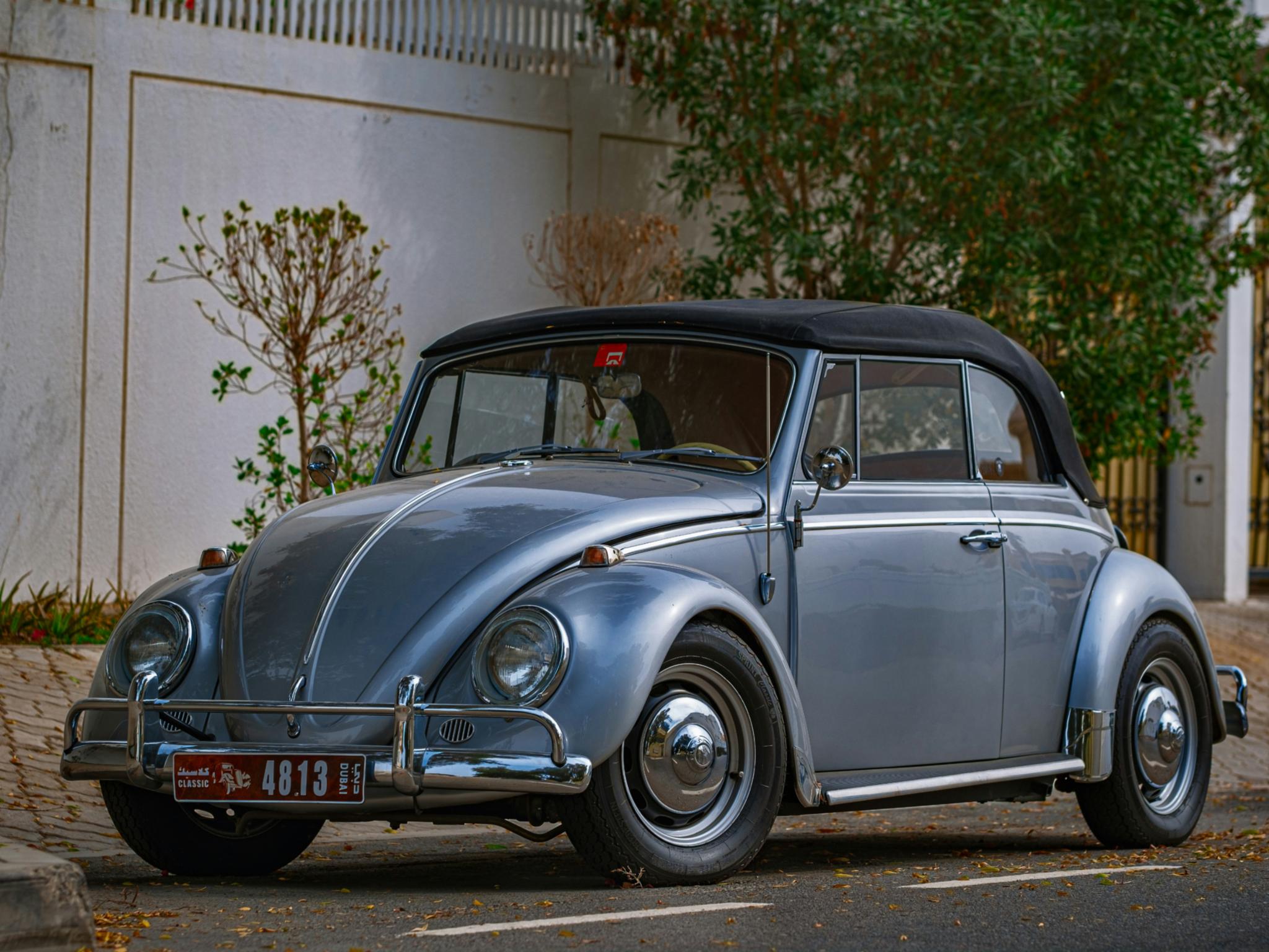 Blauer Oldtimer parkt in der Nähe des weißen Gebäudes